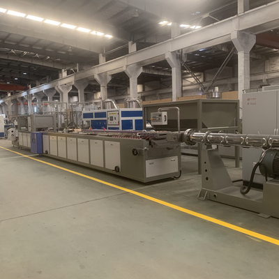 Good price линия ширина штранг-прессования панели потолка PVC емкости 300kg/H 250mm онлайн